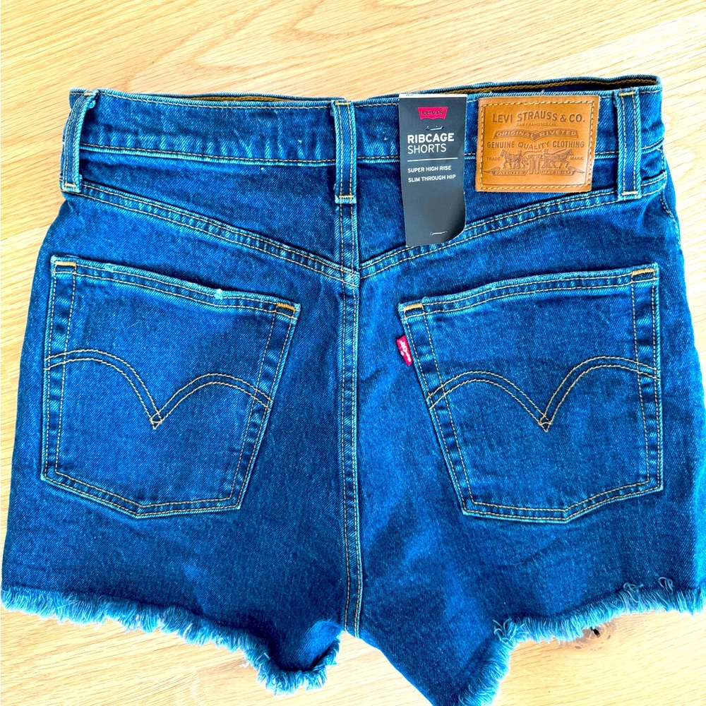 Levi’s Ribcage Shorts - Picture 3 of 4